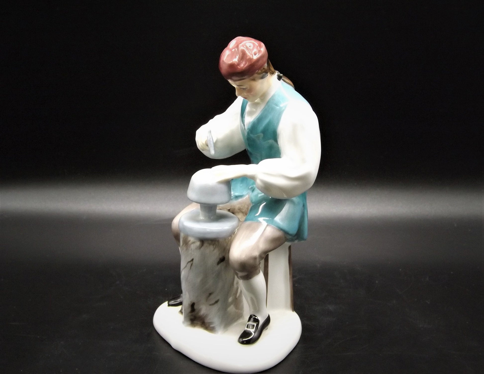 Vintage Royal Doulton Silversmith Figurine: Williamsburg HN2208