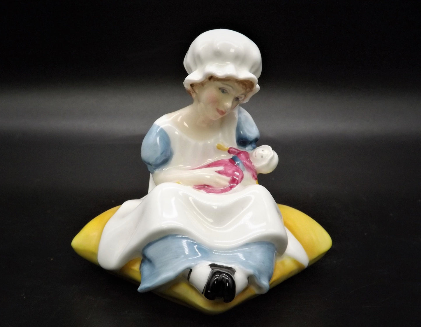 Vintage Royal Doulton Figurine: Ellen HN3020, Kate Greenaway Series