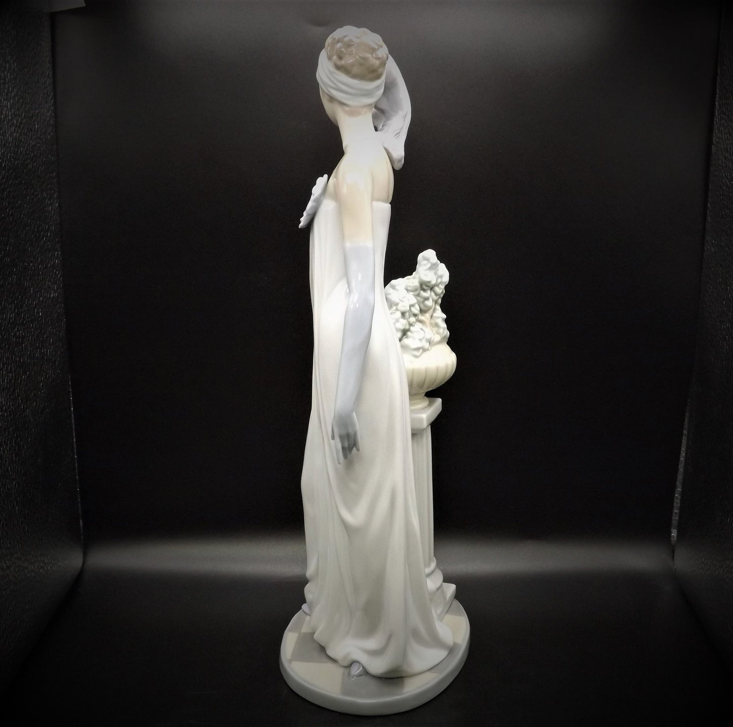 Vintage Lladro Figurine: "Socialite of the 20's" #5283, Original Box