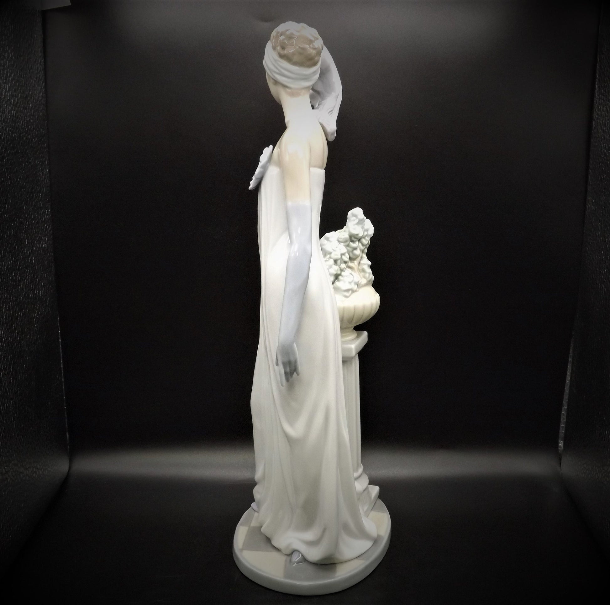 Vintage Lladro Figurine: "Socialite of the 20's" #5283, Original Box