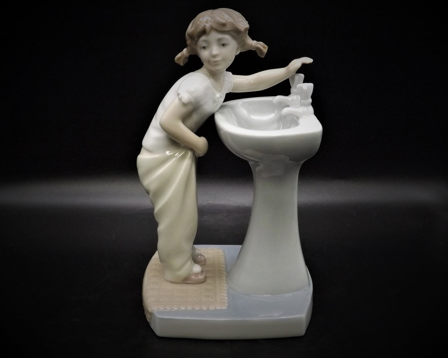 Vintage Lladro Figurine: "Clean up Time" #4838