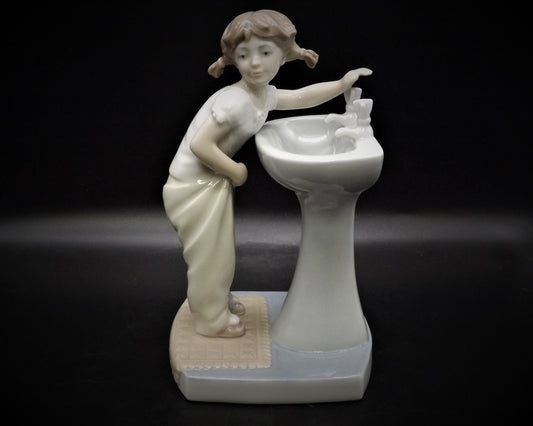 Vintage Lladro Figurine: "Clean up Time" #4838