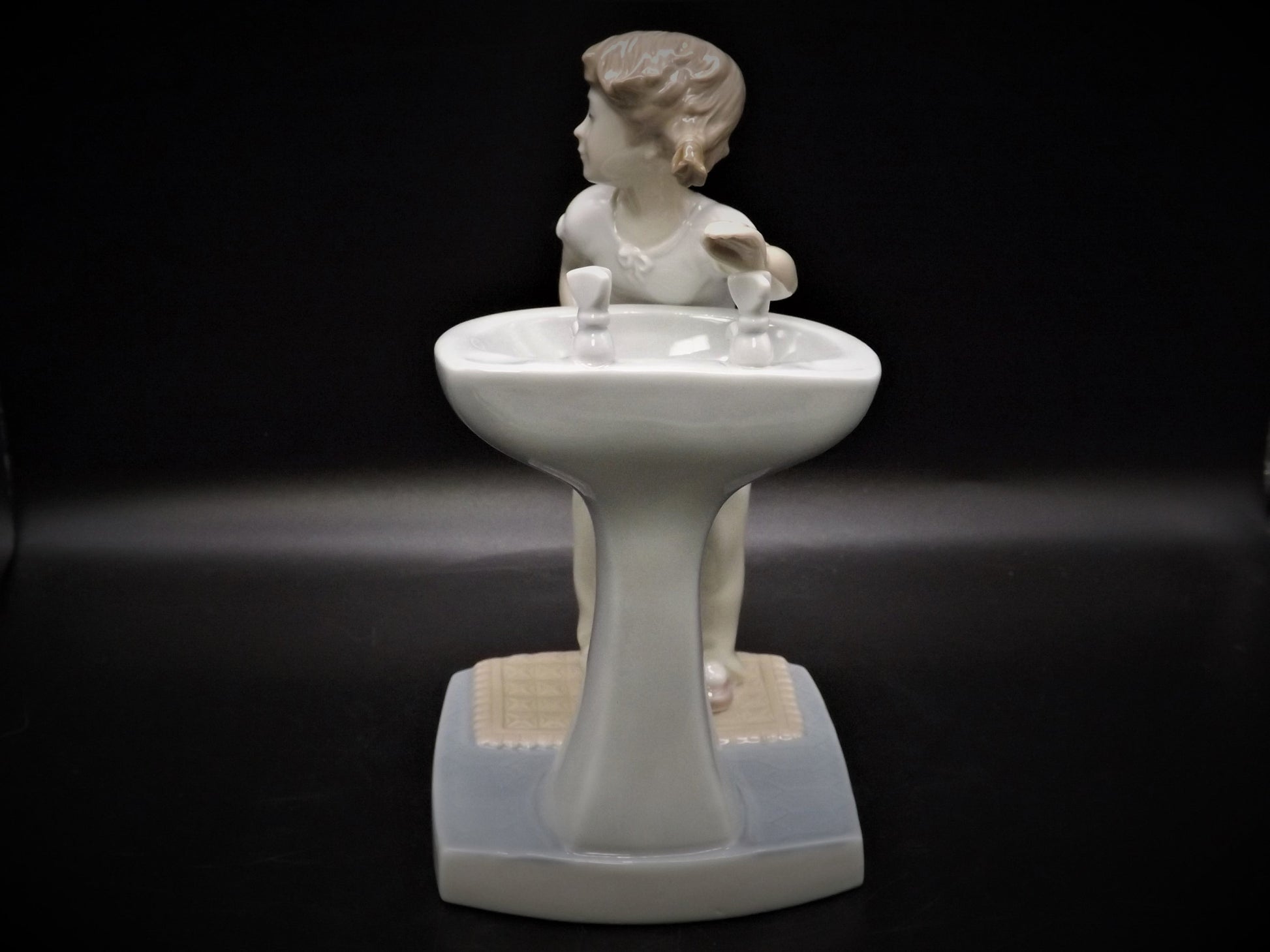 Vintage Lladro Figurine: "Clean up Time" #4838