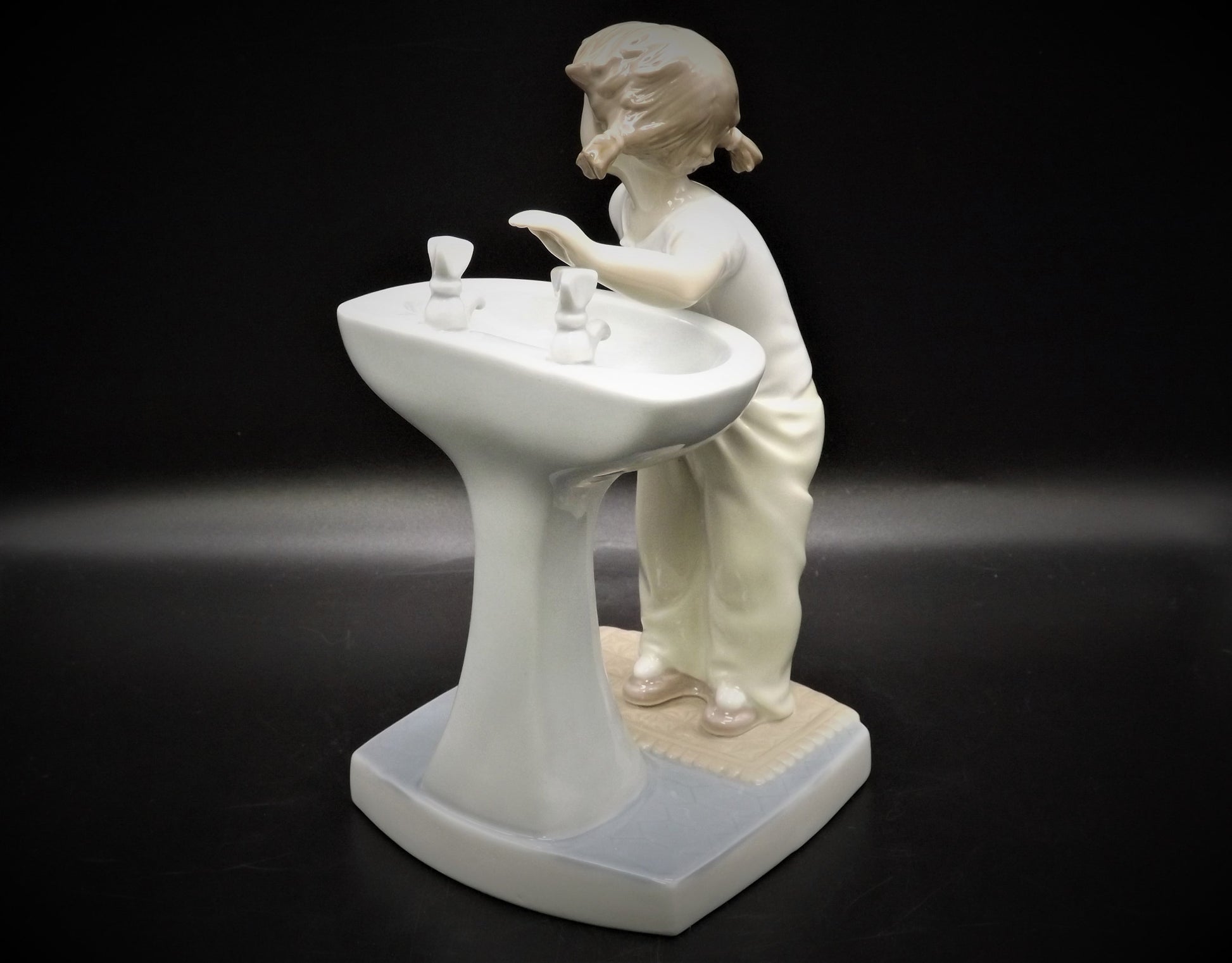 Vintage Lladro Figurine: "Clean up Time" #4838