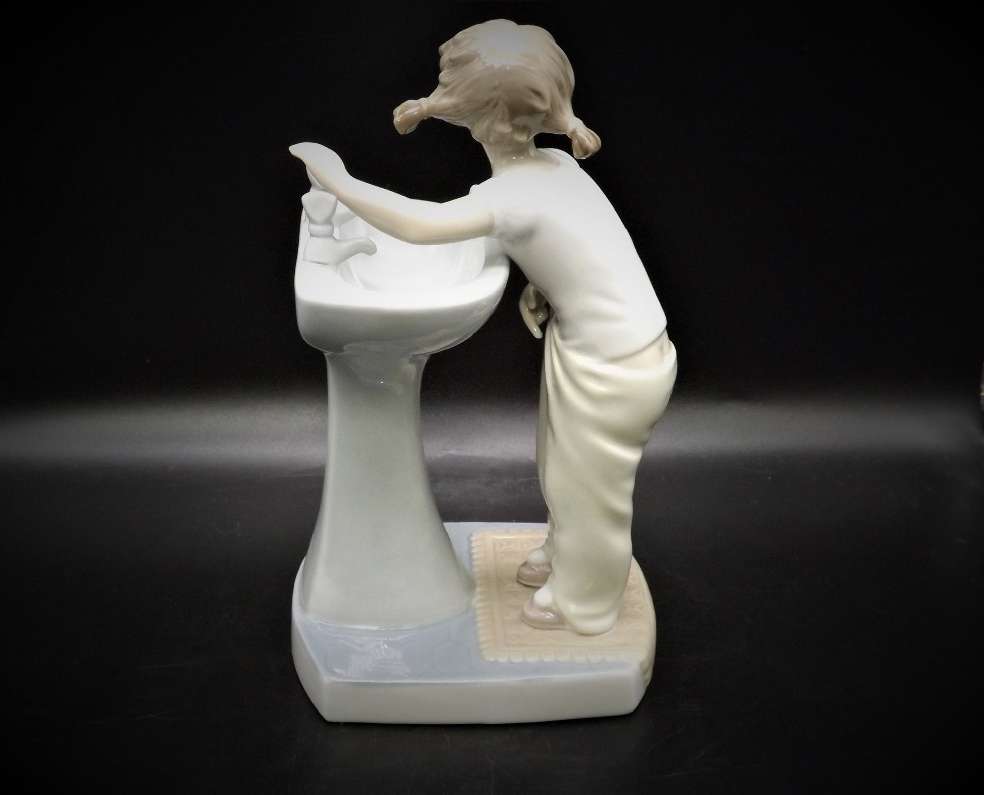 Vintage Lladro Figurine: "Clean up Time" #4838