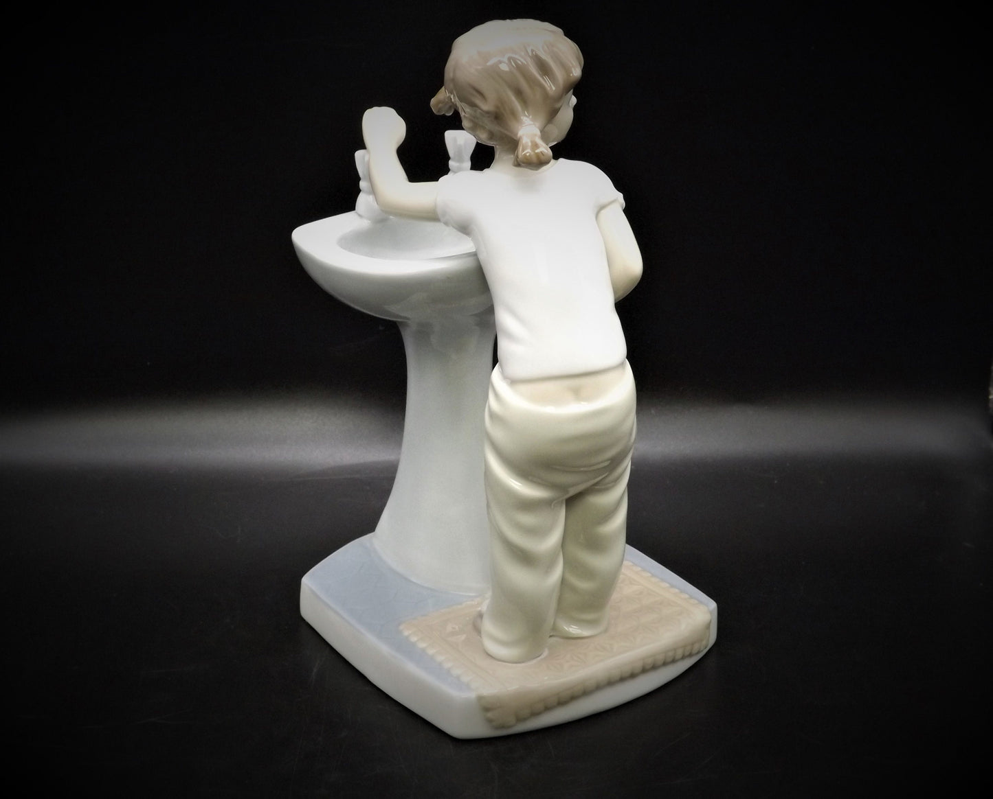 Vintage Lladro Figurine: "Clean up Time" #4838