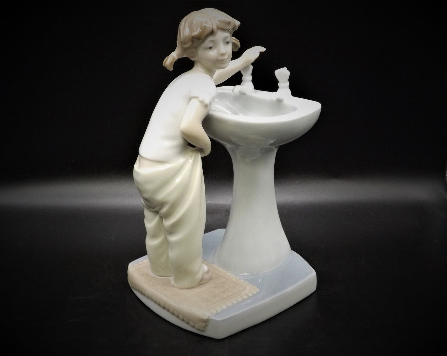 Vintage Lladro Figurine: "Clean up Time" #4838