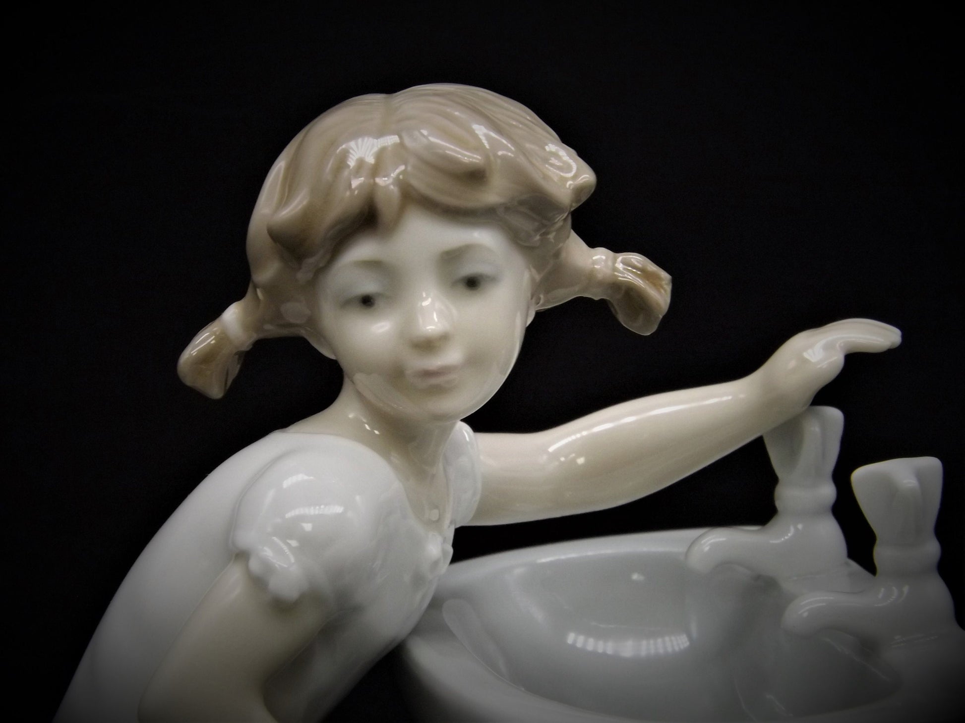 Vintage Lladro Figurine: "Clean up Time" #4838