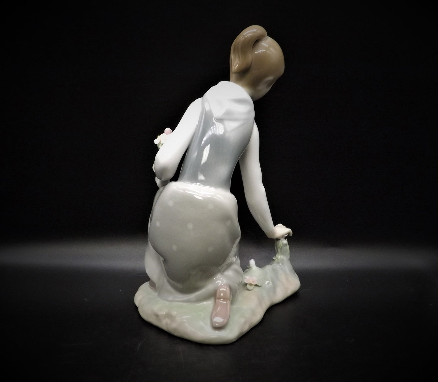 Vintage Lladro Girl Gathering Flowers Figurine #1172