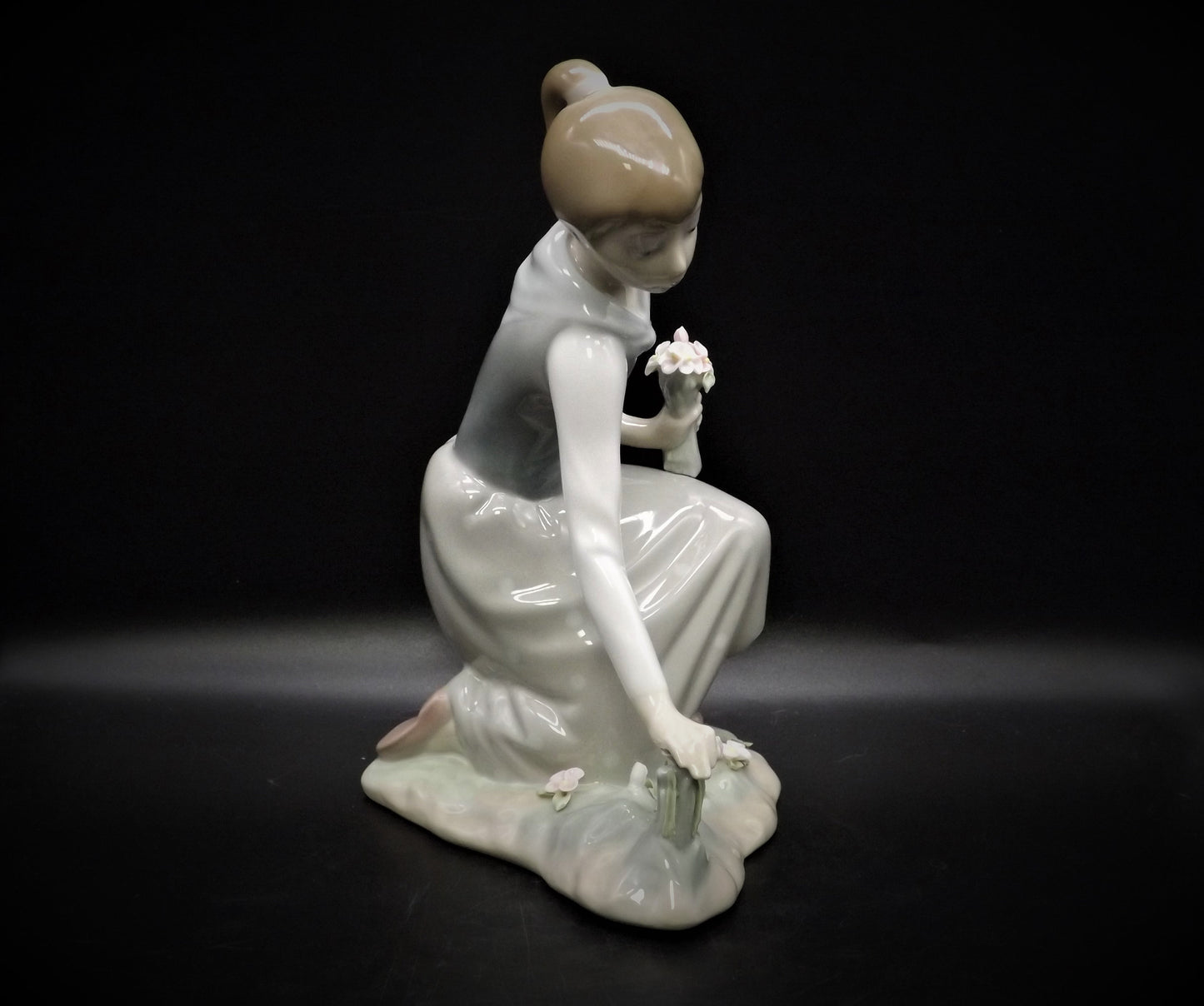 Vintage Lladro Girl Gathering Flowers Figurine #1172