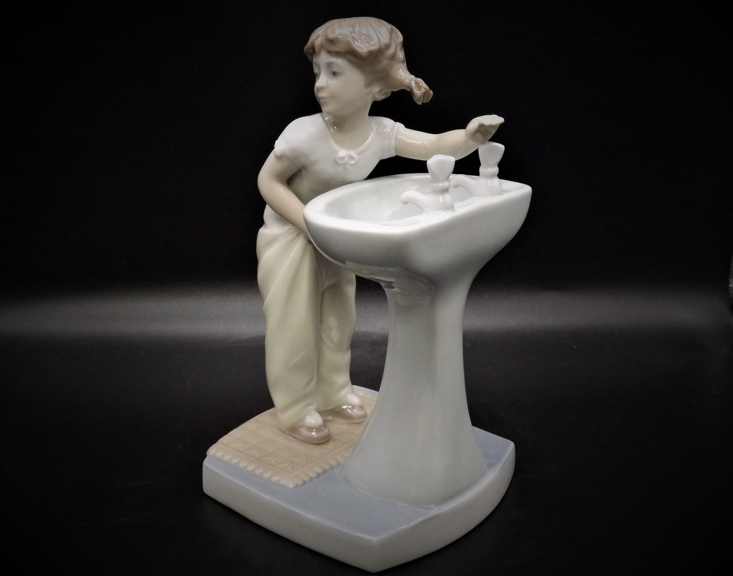 Vintage Lladro Figurine: "Clean up Time" #4838