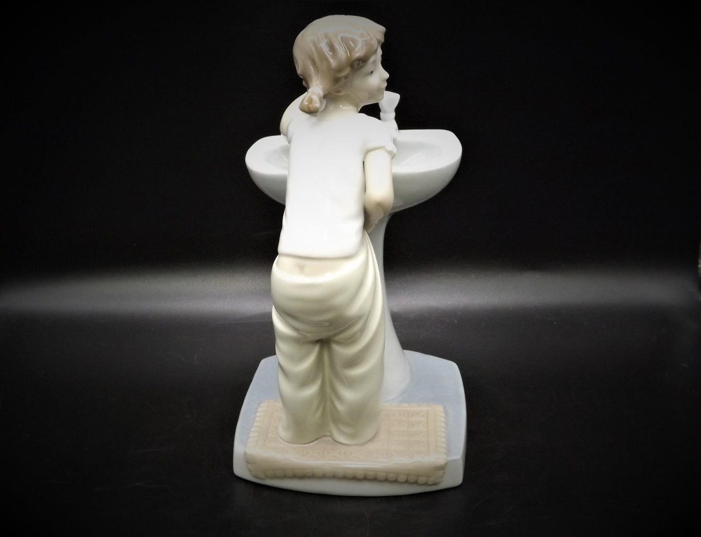 Vintage Lladro Figurine: "Clean up Time" #4838