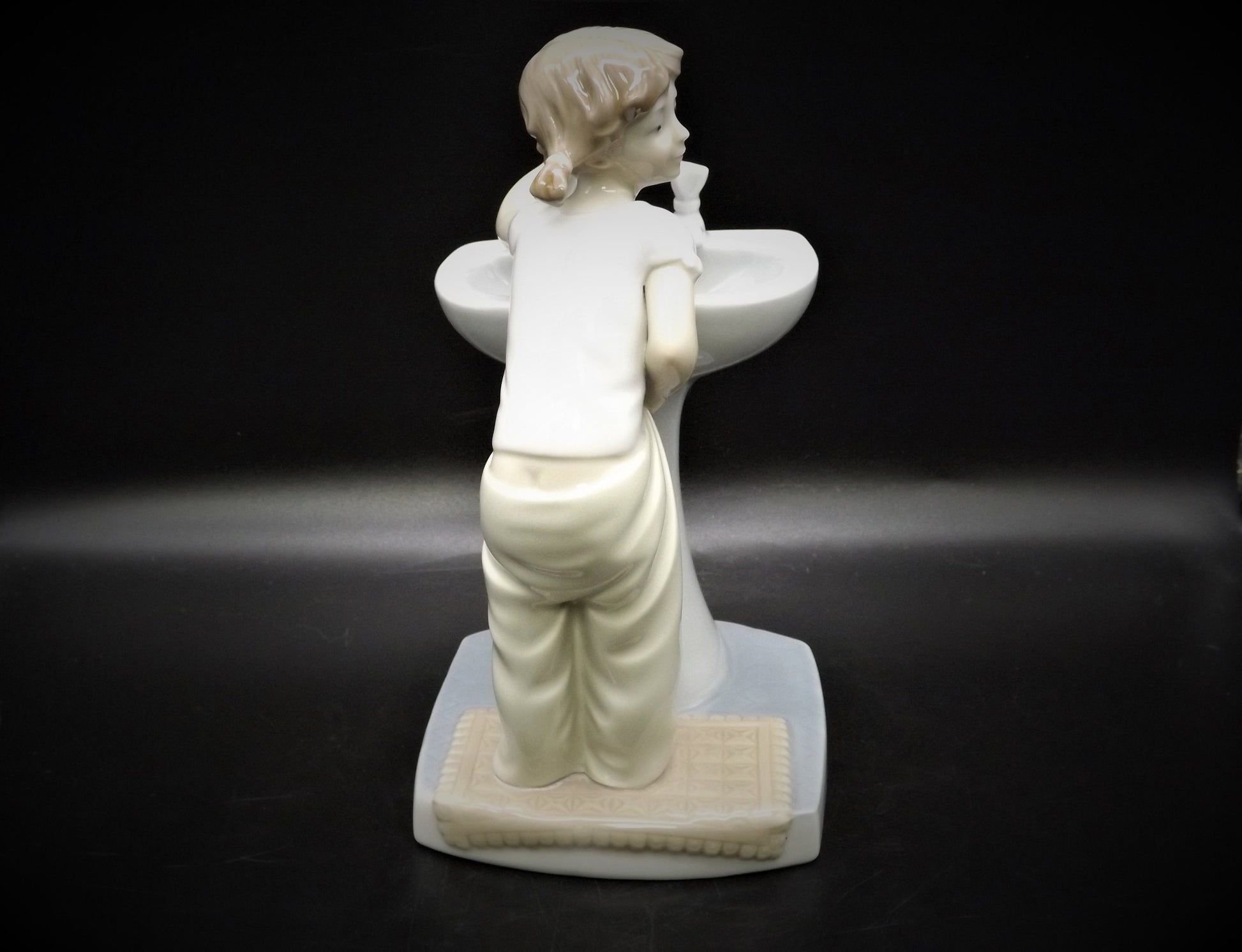 Vintage Lladro Figurine: "Clean up Time" #4838