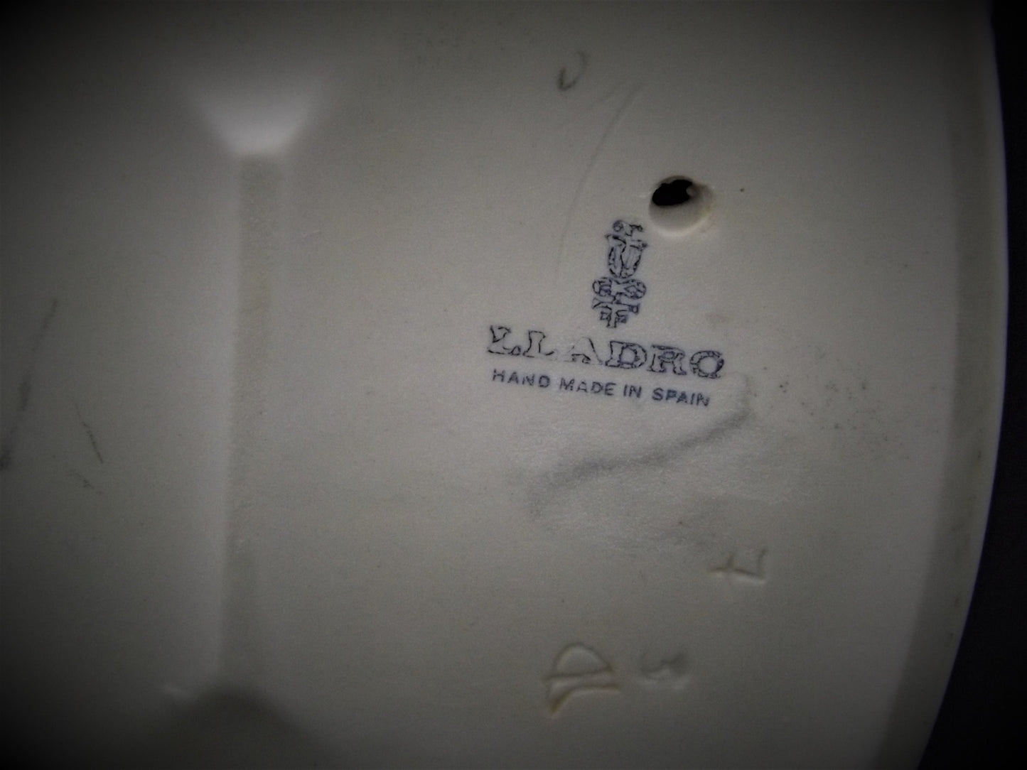 Vintage Lladro Figurine: "Clean up Time" #4838