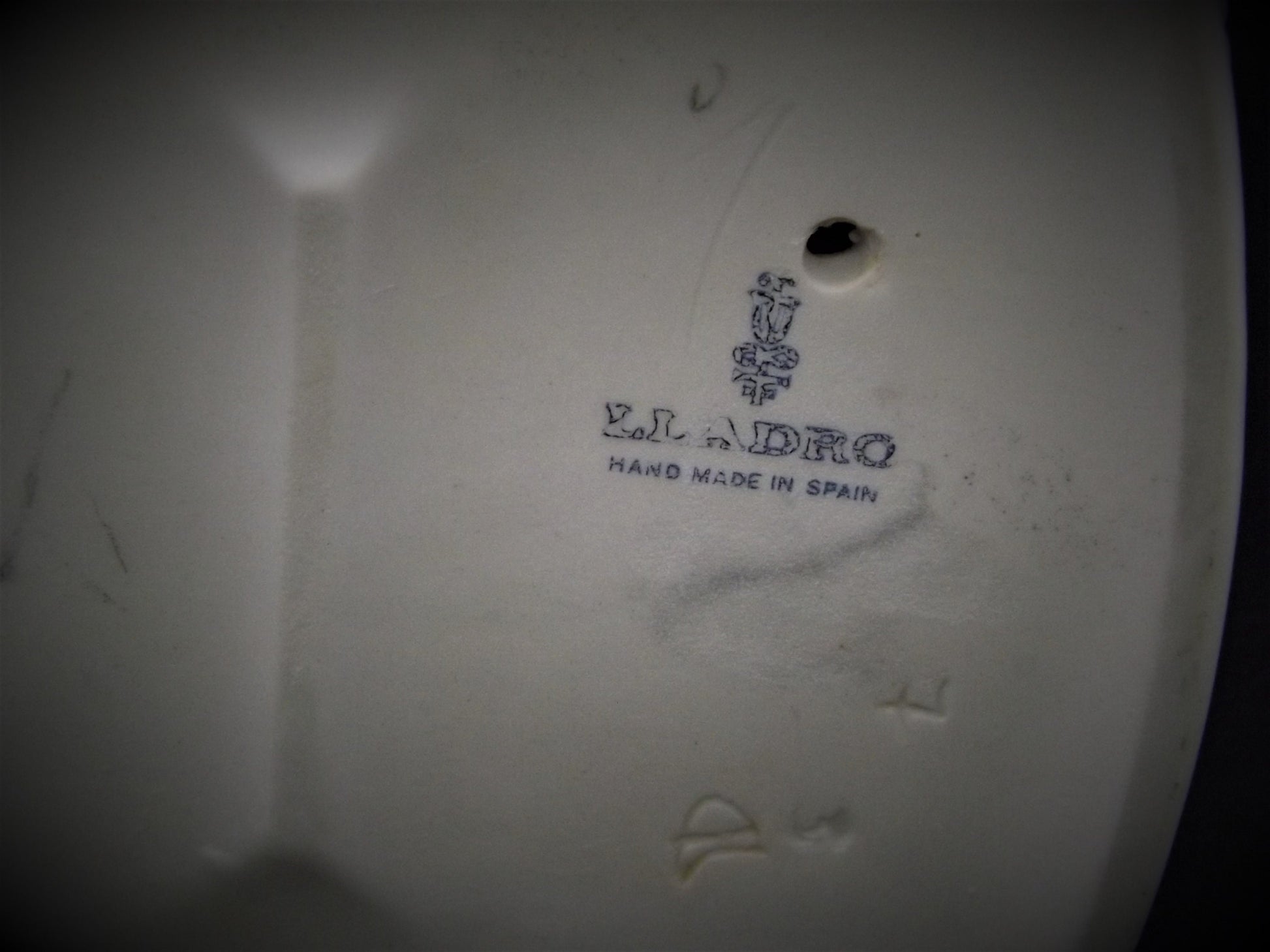 Vintage Lladro Figurine: "Clean up Time" #4838