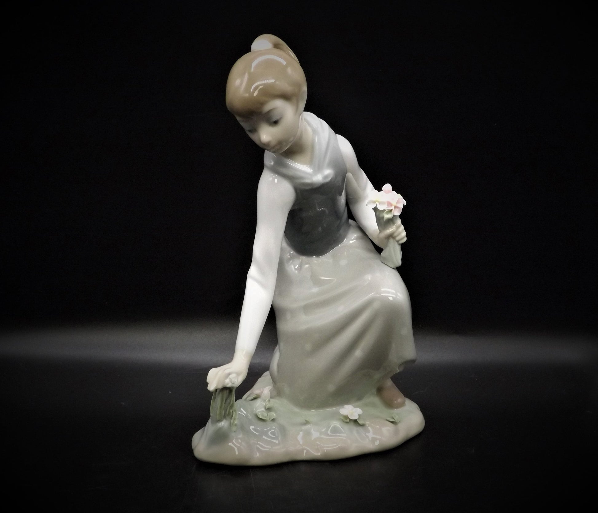Vintage Lladro Girl Gathering Flowers Figurine #1172