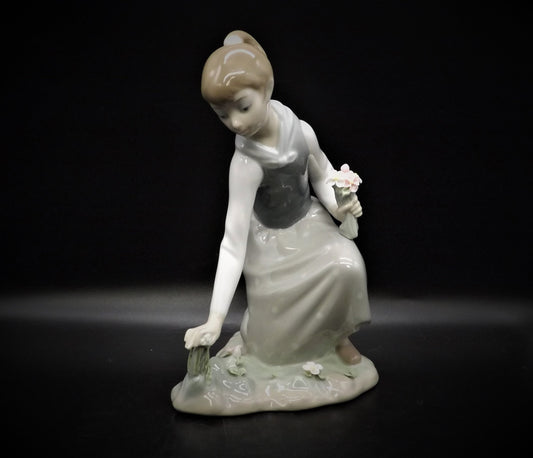 Vintage Lladro Girl Gathering Flowers Figurine #1172