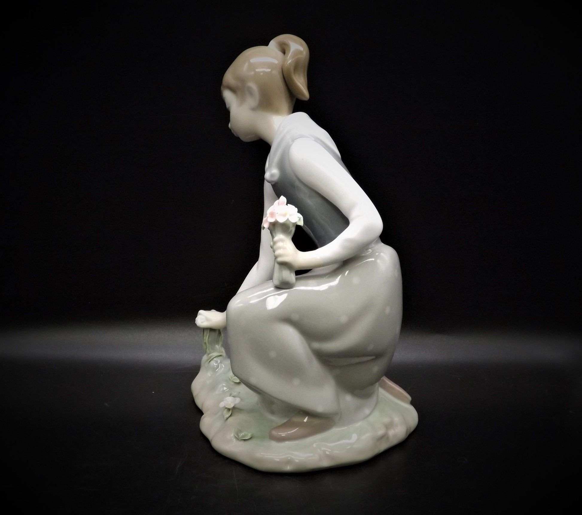 Vintage Lladro Girl Gathering Flowers Figurine #1172