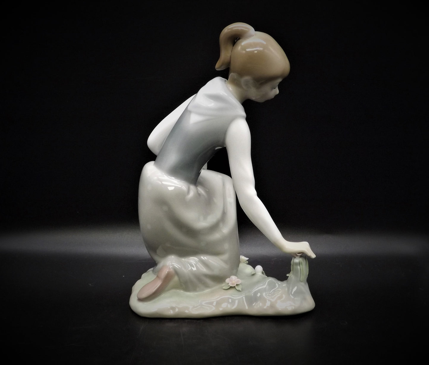 Vintage Lladro Girl Gathering Flowers Figurine #1172