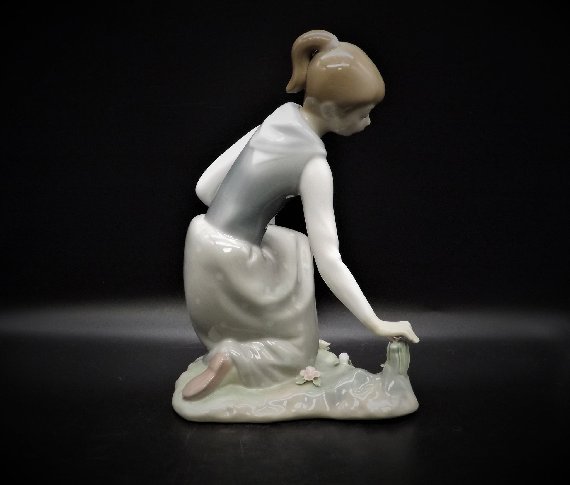 Vintage Lladro Girl Gathering Flowers Figurine #1172