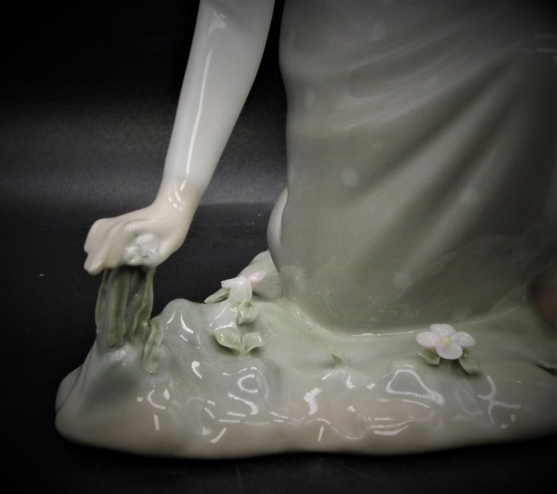 Vintage Lladro Girl Gathering Flowers Figurine #1172