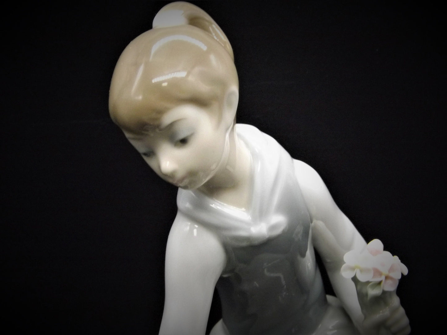 Vintage Lladro Girl Gathering Flowers Figurine #1172