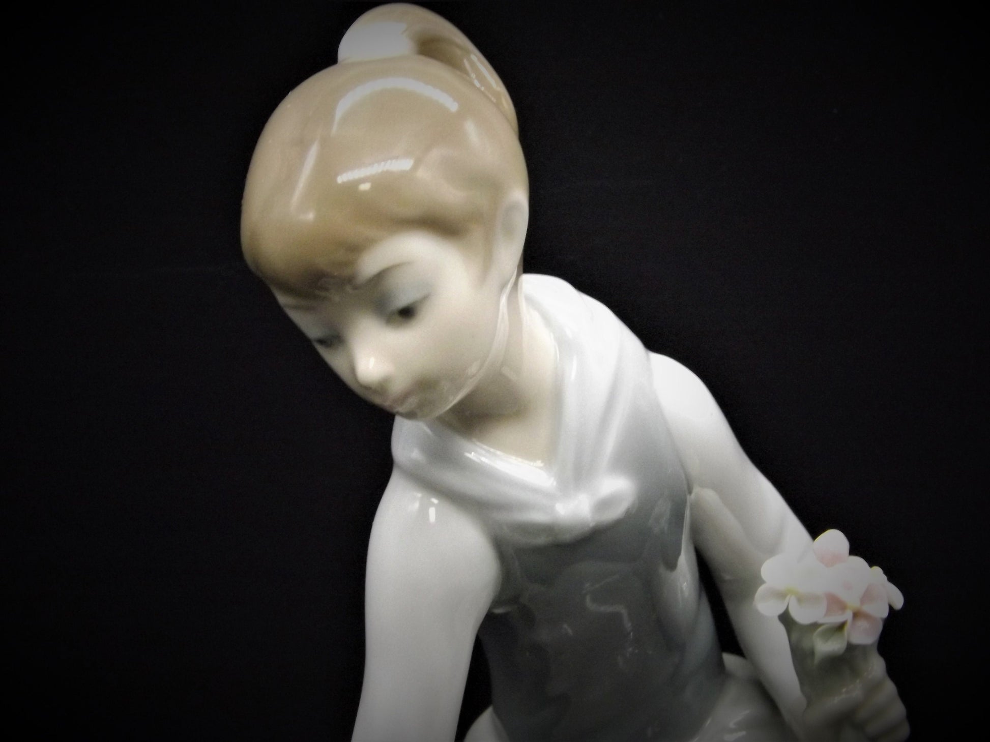 Vintage Lladro Girl Gathering Flowers Figurine #1172