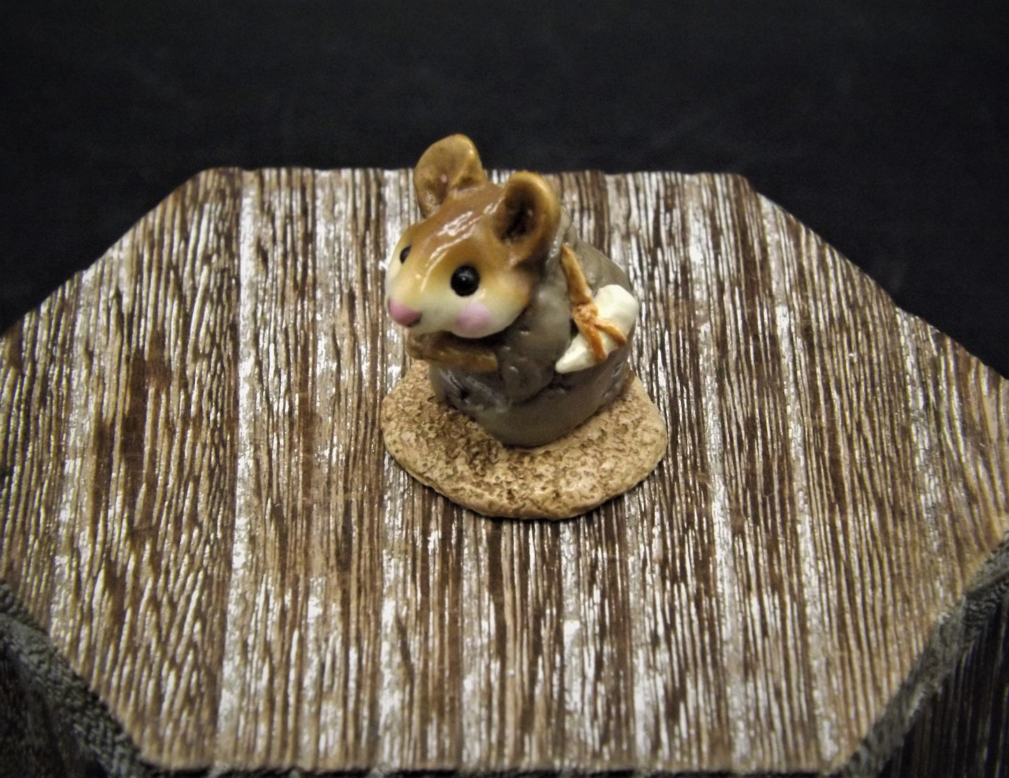 Vintage Wee Forest Folk Figurine: Shepard Kneeling Mouse, 1987 M-122A