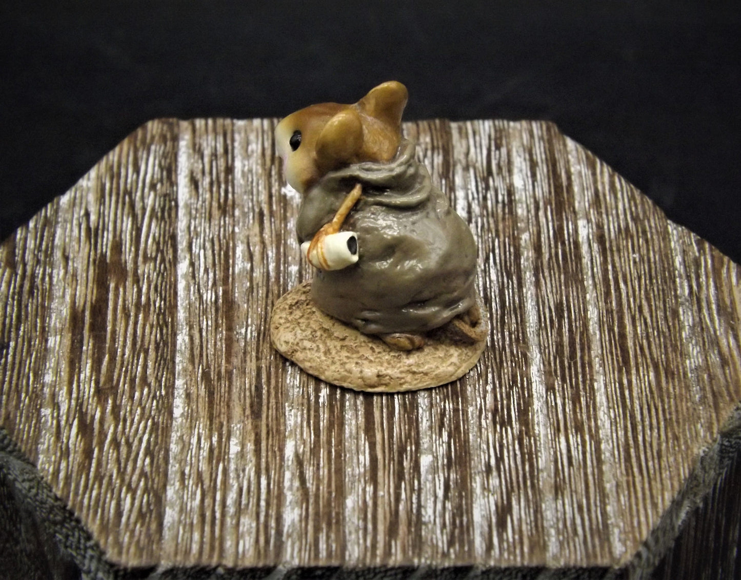 Vintage Wee Forest Folk Figurine: Shepard Kneeling Mouse, 1987 M-122A