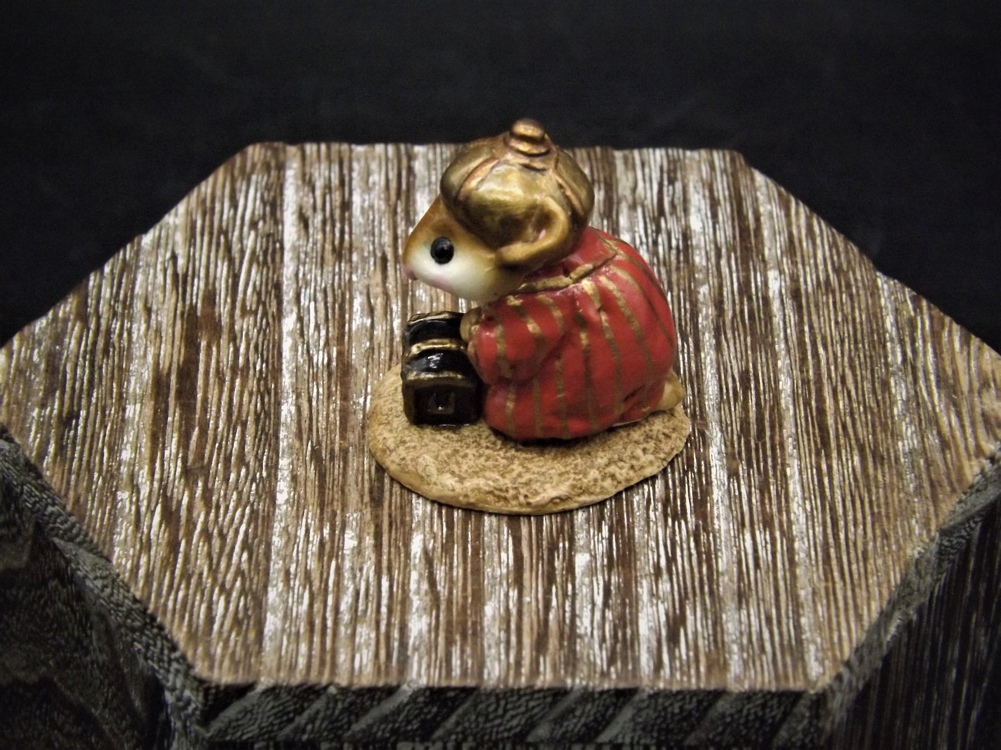 Vintage Wee Forest Folk Mouse Figurine: Wise Man Kneeling, 1987 M-121C