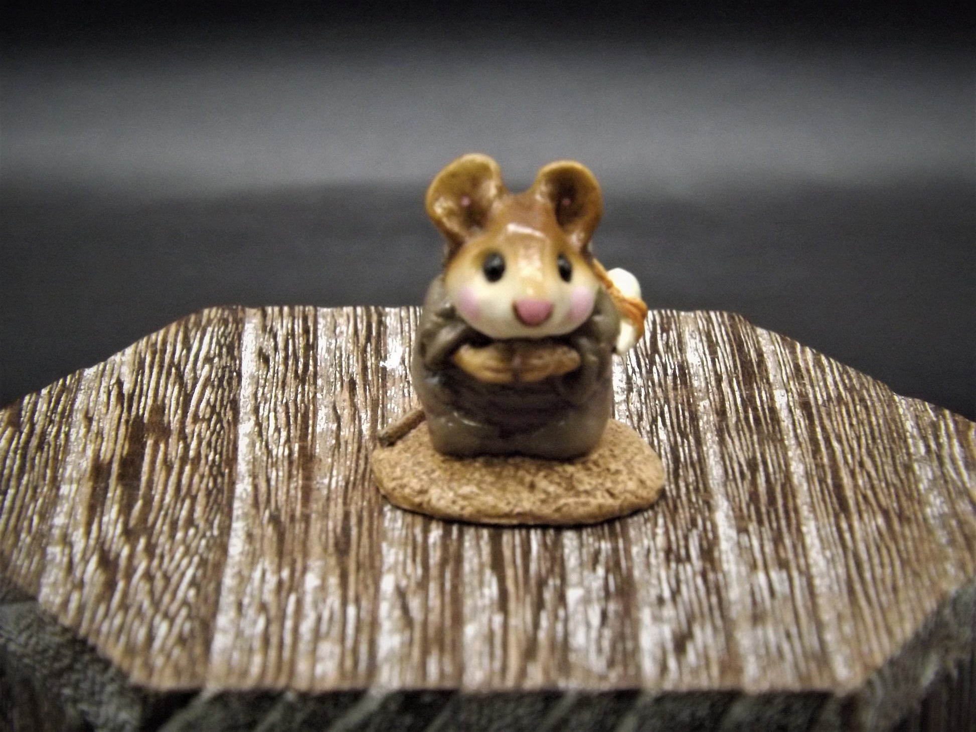 Vintage Wee Forest Folk Figurine: Shepard Kneeling Mouse, 1987 M-122A