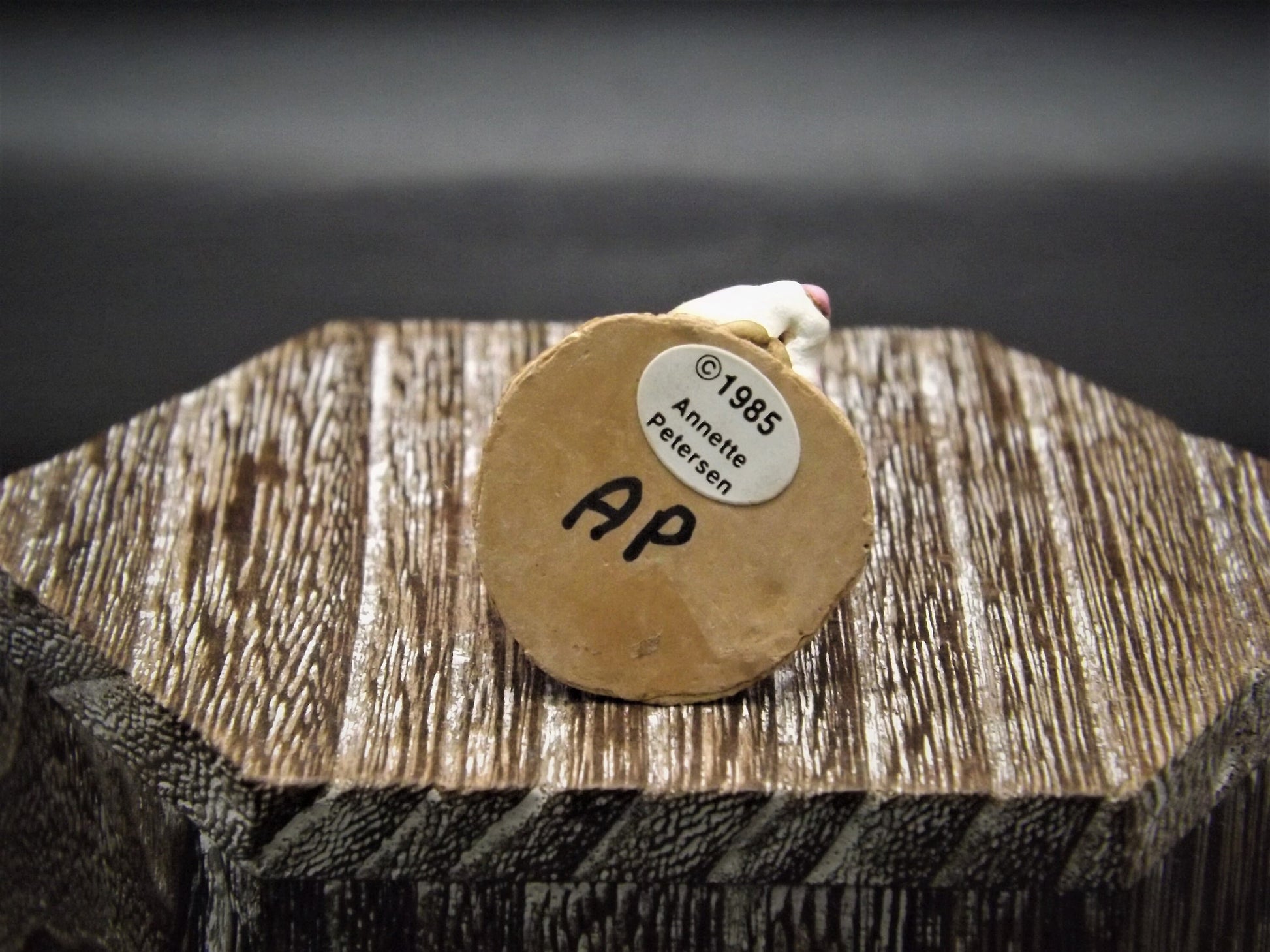 Vintage Wee Forest Folk Figurine: Shepard Kneeling Mouse, 1987 M-122A