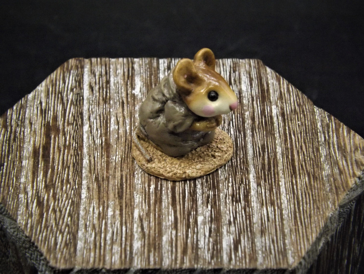 Vintage Wee Forest Folk Figurine: Shepard Kneeling Mouse, 1987 M-122A