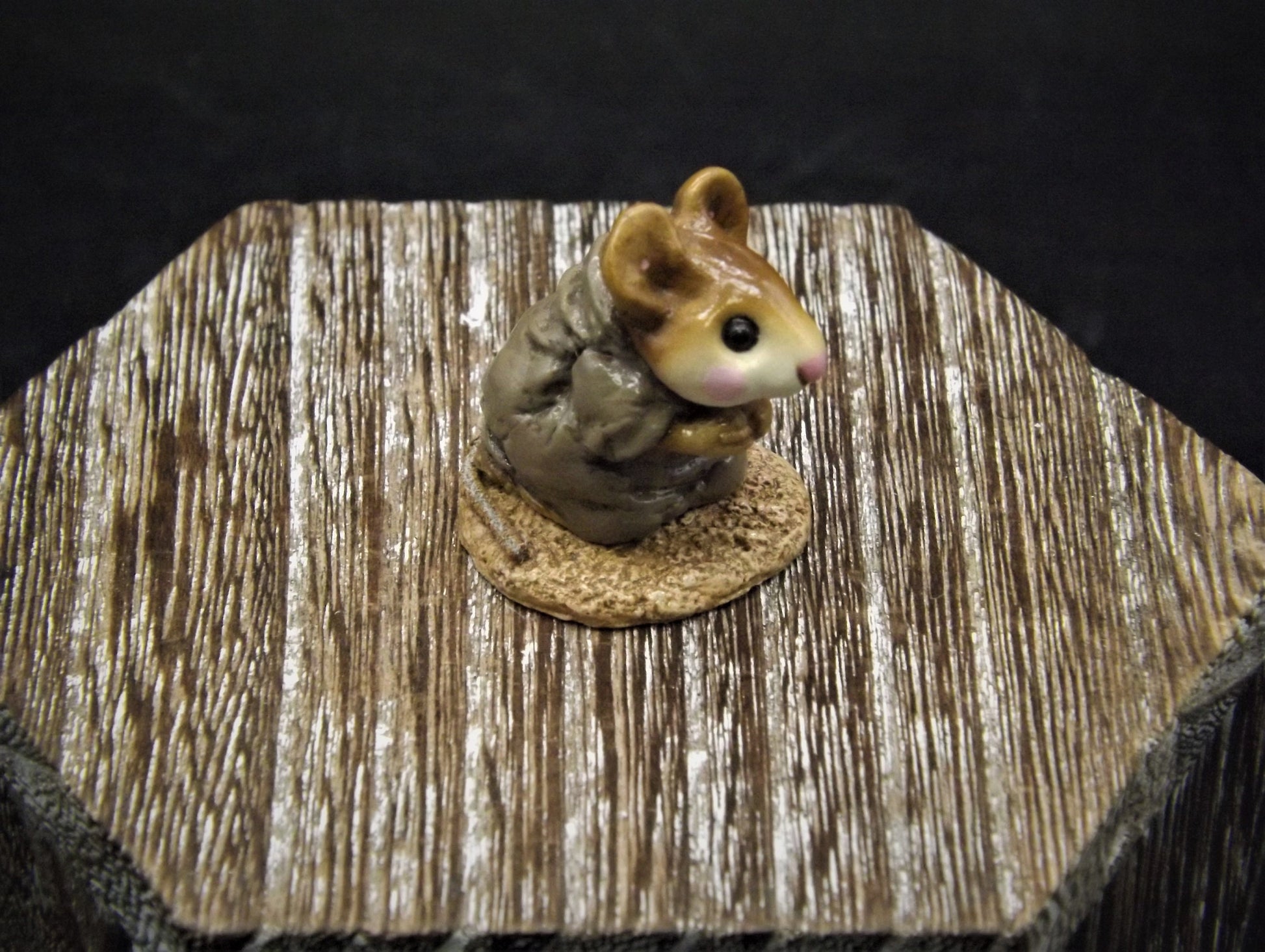 Vintage Wee Forest Folk Figurine: Shepard Kneeling Mouse, 1987 M-122A
