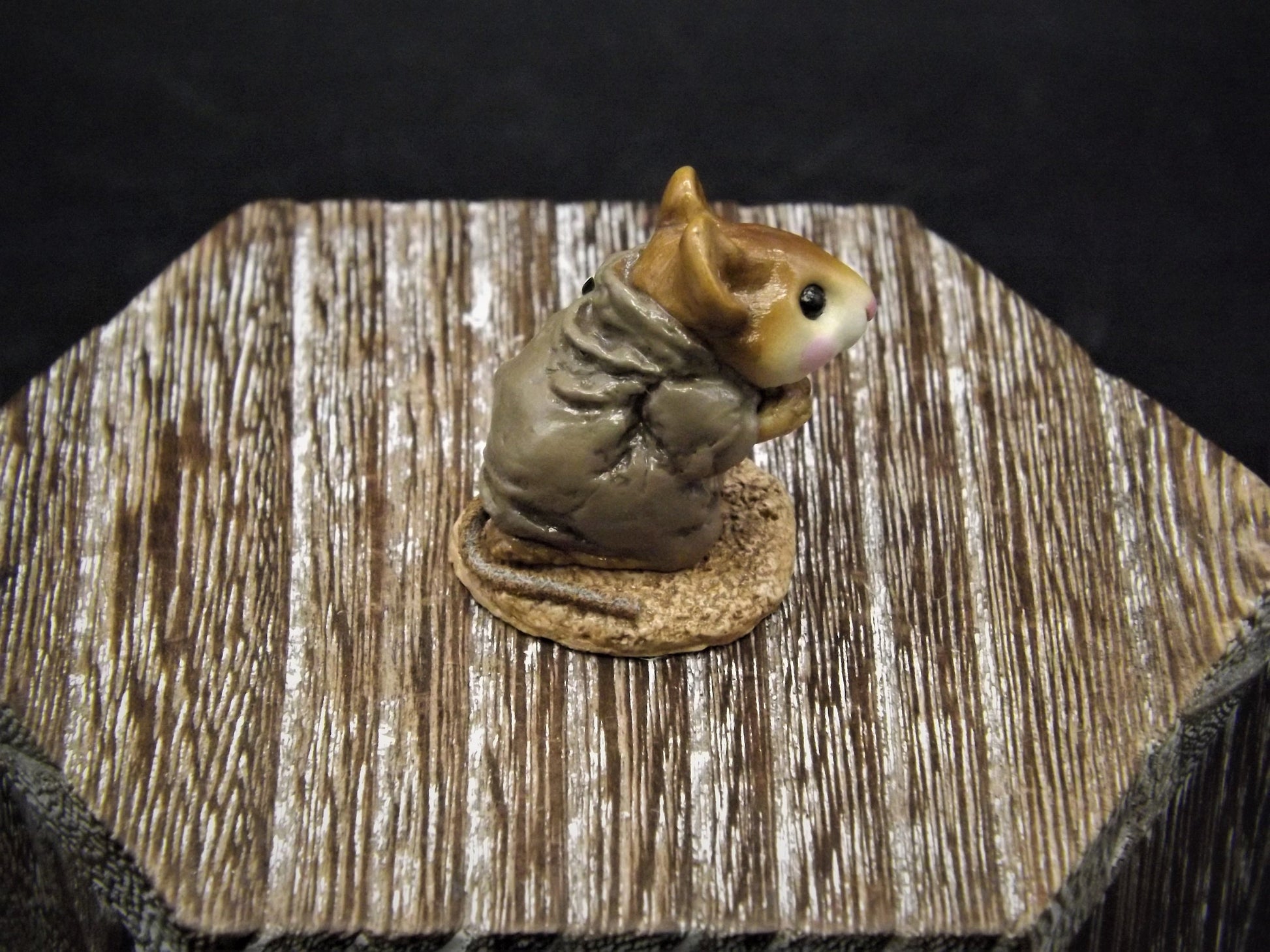 Vintage Wee Forest Folk Figurine: Shepard Kneeling Mouse, 1987 M-122A