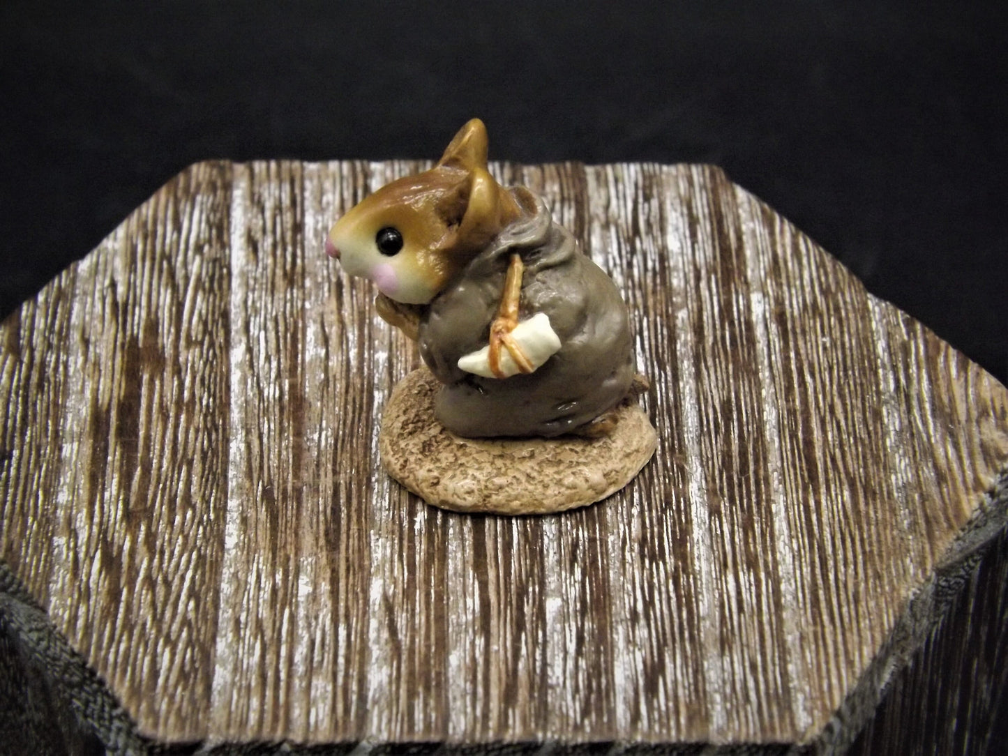 Vintage Wee Forest Folk Figurine: Shepard Kneeling Mouse, 1987 M-122A