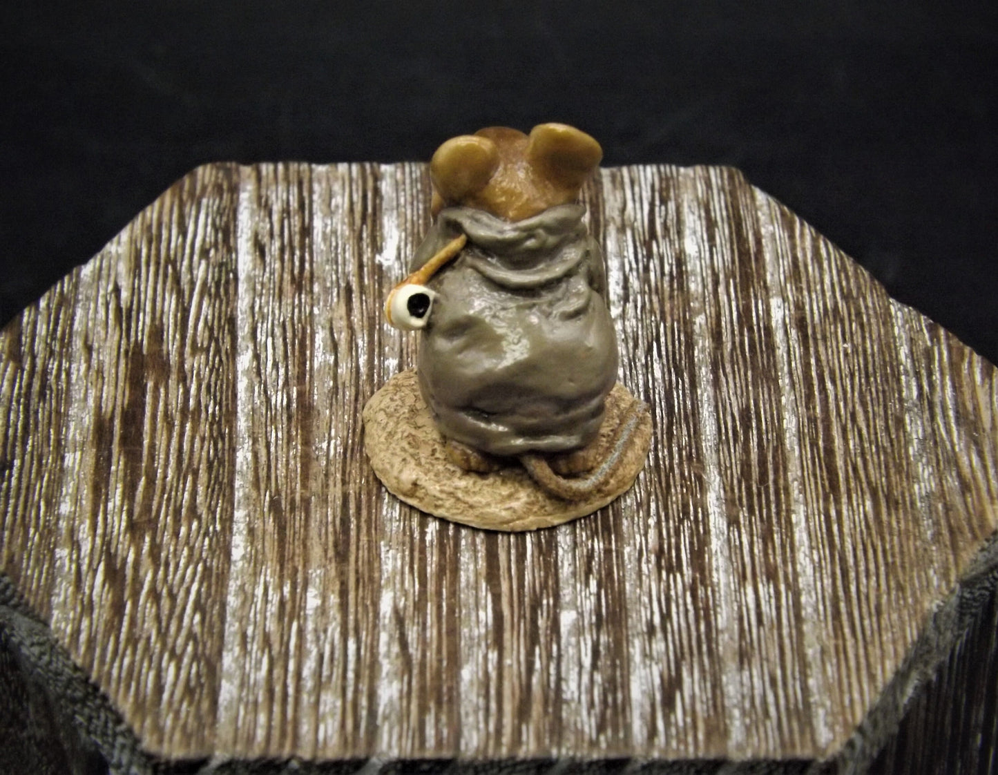 Vintage Wee Forest Folk Figurine: Shepard Kneeling Mouse, 1987 M-122A