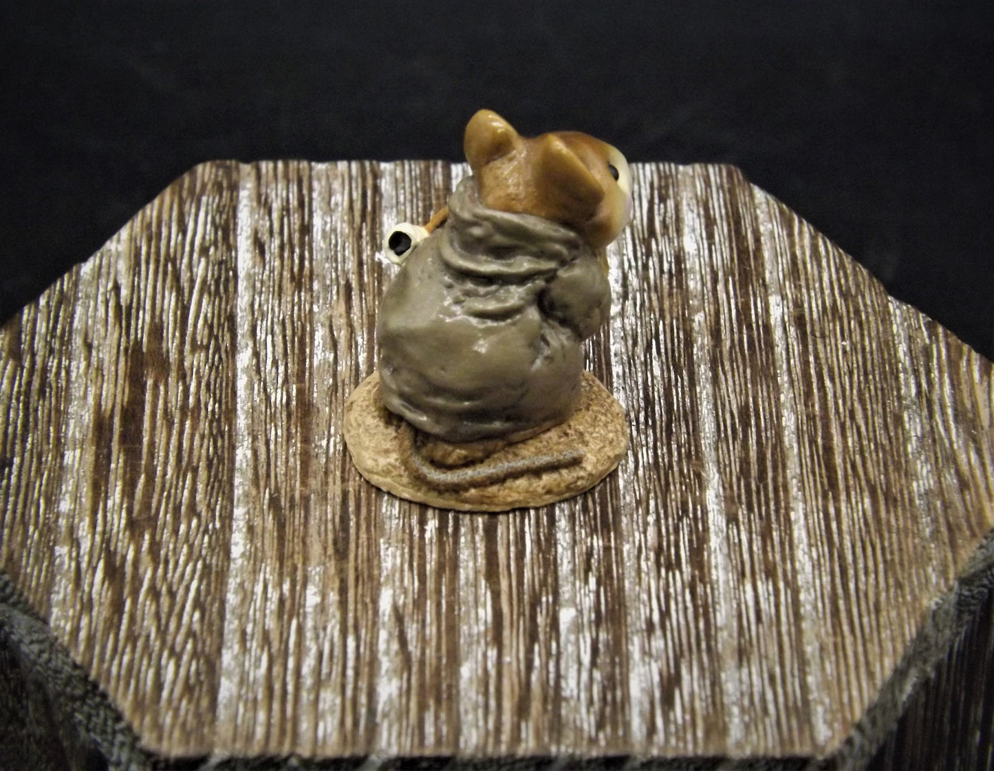 Vintage Wee Forest Folk Figurine: Shepard Kneeling Mouse, 1987 M-122A