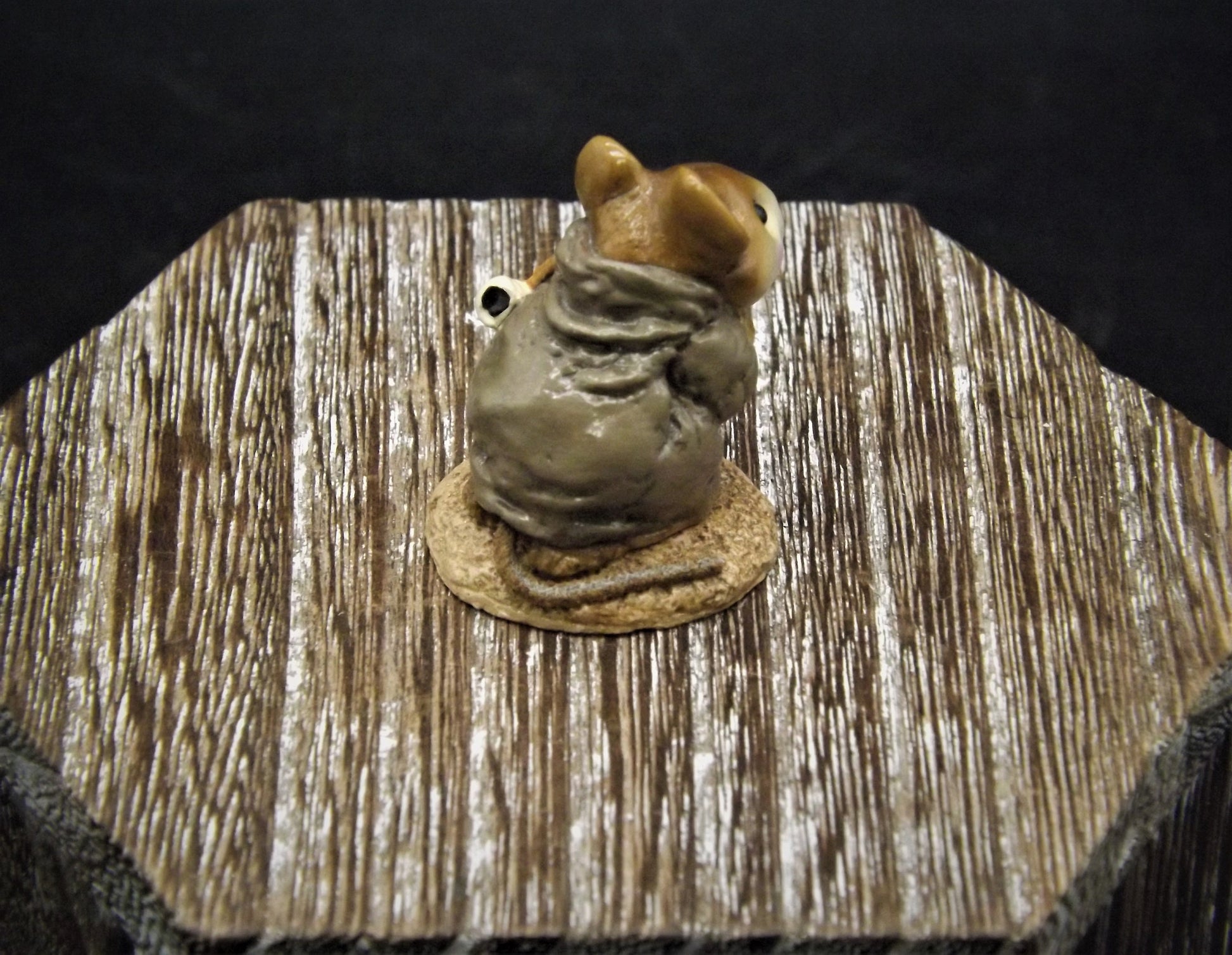 Vintage Wee Forest Folk Figurine: Shepard Kneeling Mouse, 1987 M-122A