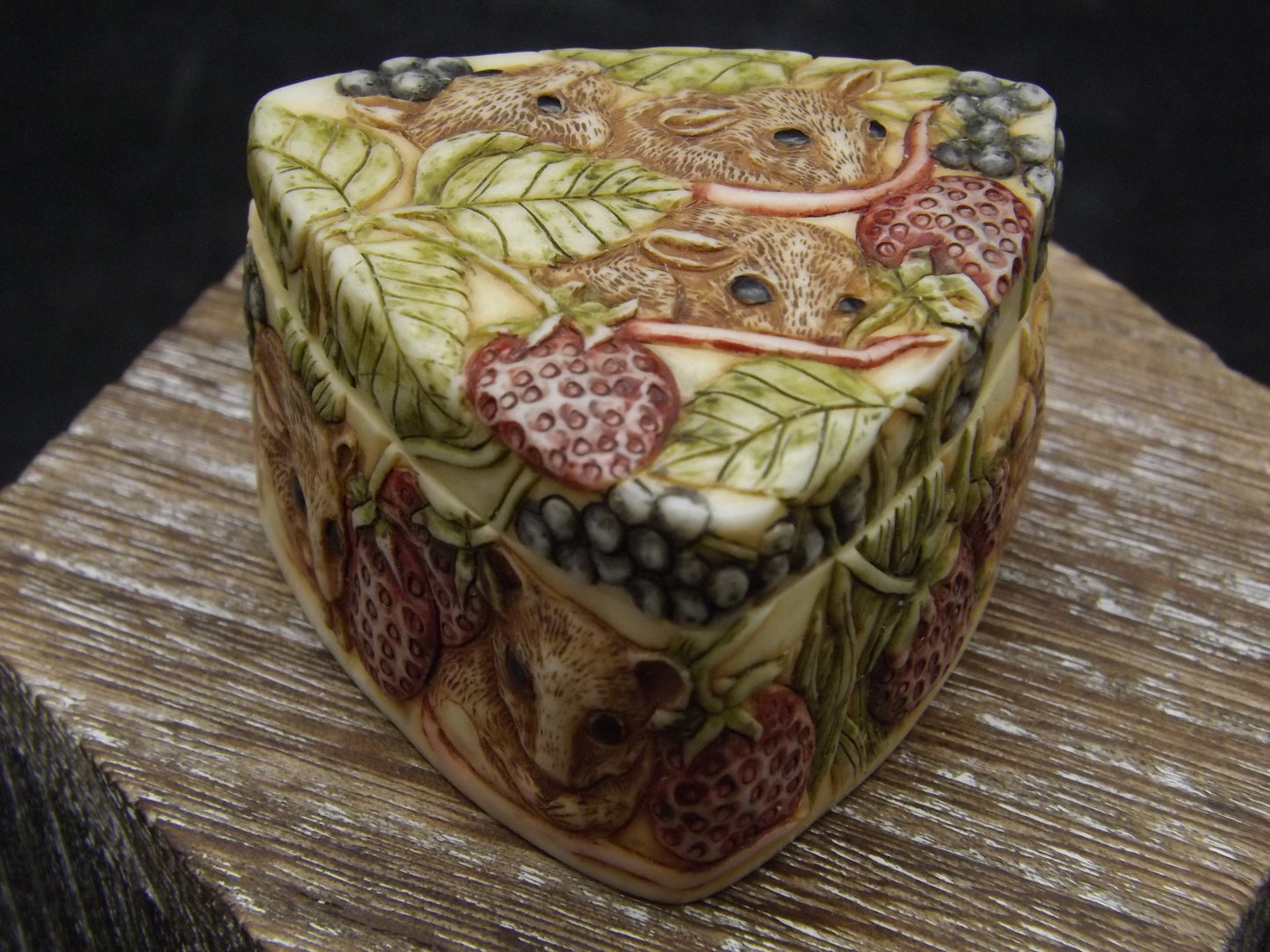 Harmony Kingdom Jardinia "Strawberry Fields" Trinket Box with Box