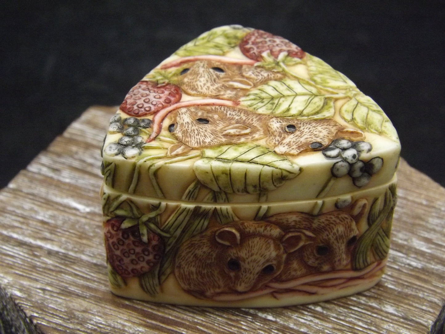 Harmony Kingdom Jardinia "Strawberry Fields" Trinket Box with Box