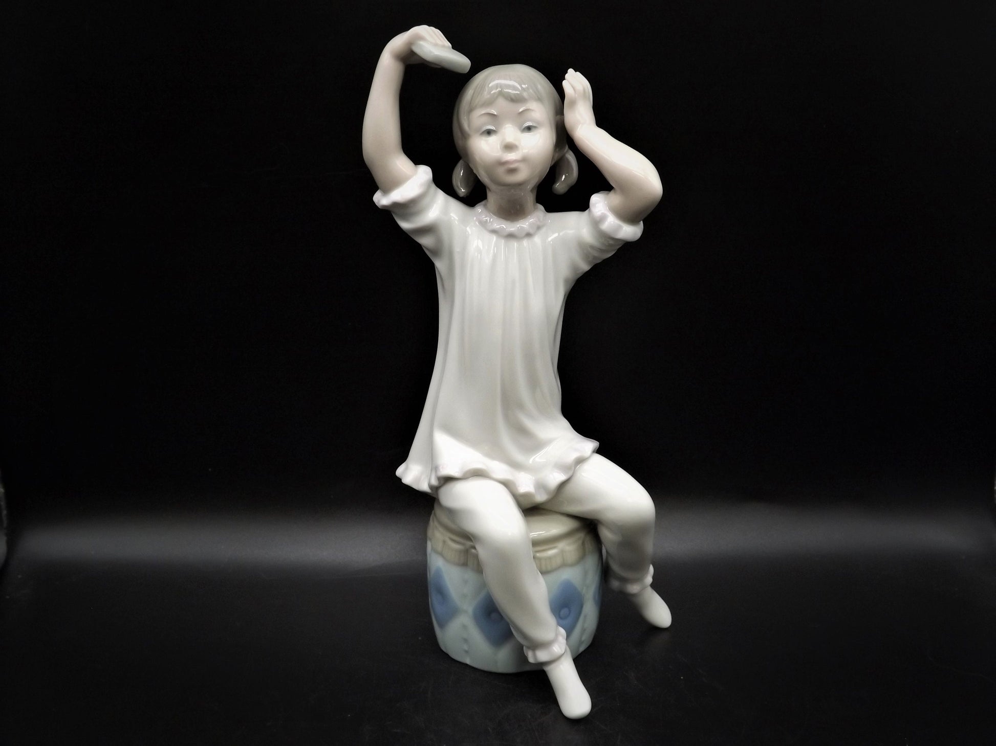 Vintage Lladro Figurine: Girl Shampooing Hair #1148