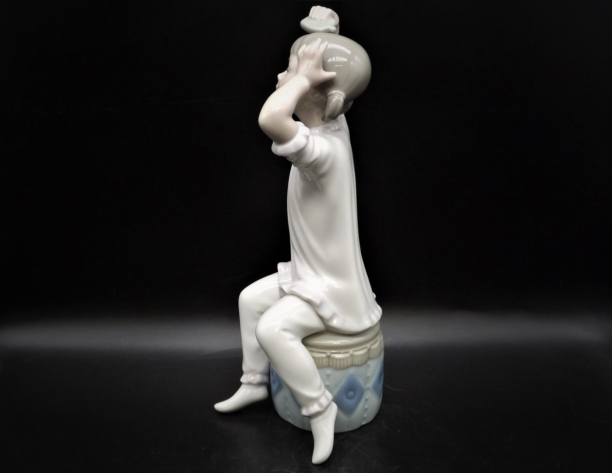 Vintage Lladro Figurine: Girl Shampooing Hair #1148