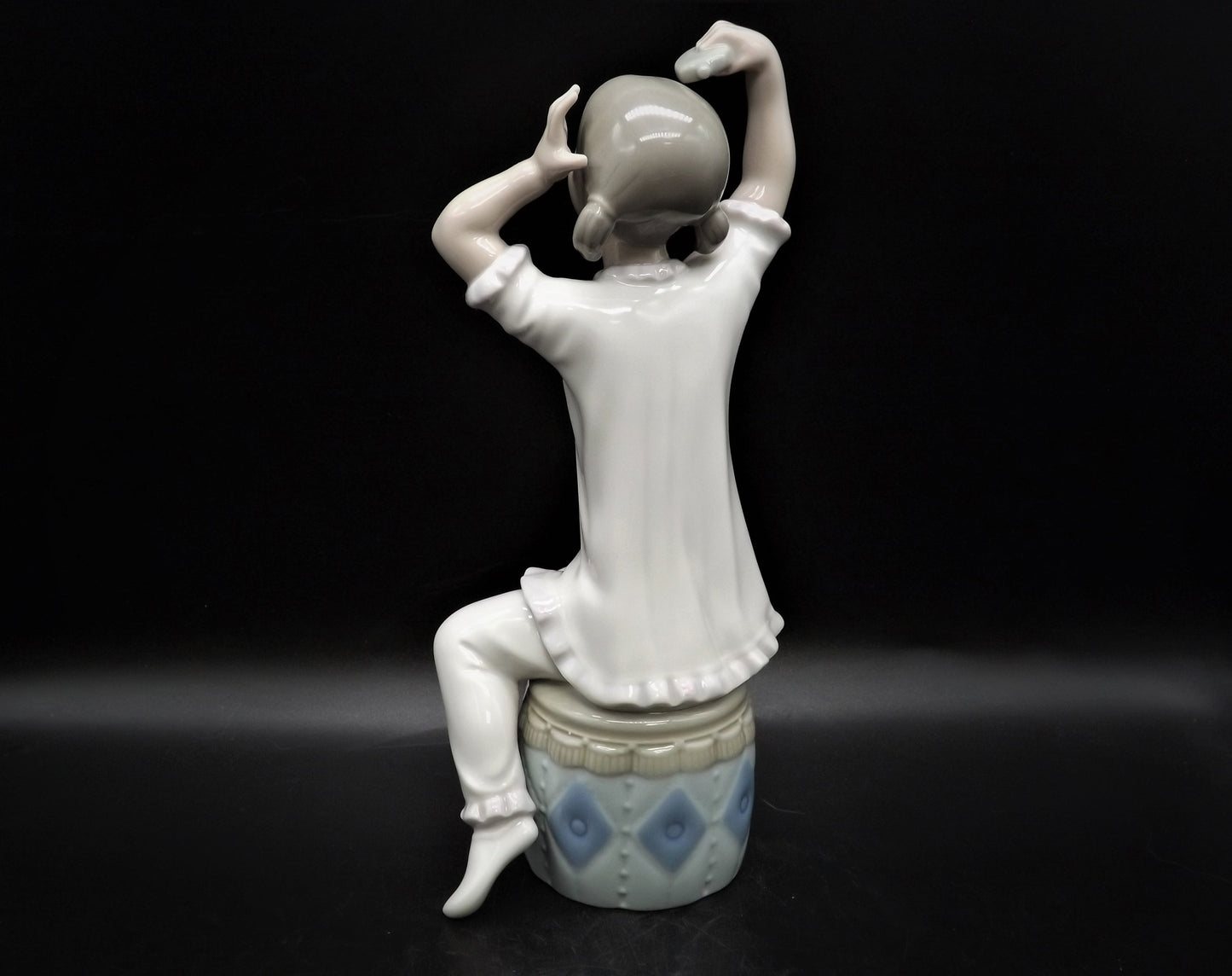 Vintage Lladro Figurine: Girl Shampooing Hair #1148