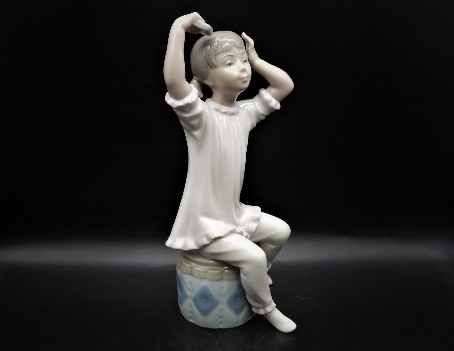 Vintage Lladro Figurine: Girl Shampooing Hair #1148