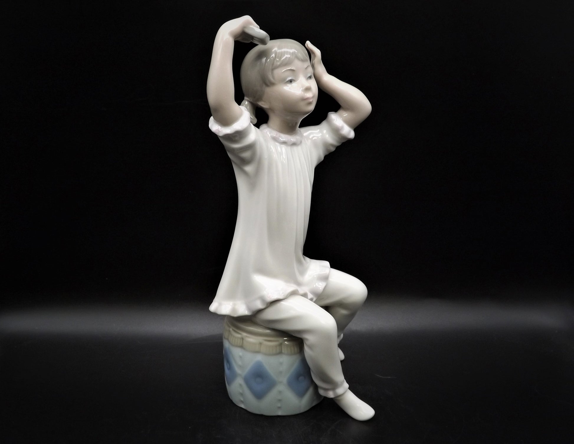Vintage Lladro Figurine: Girl Shampooing Hair #1148