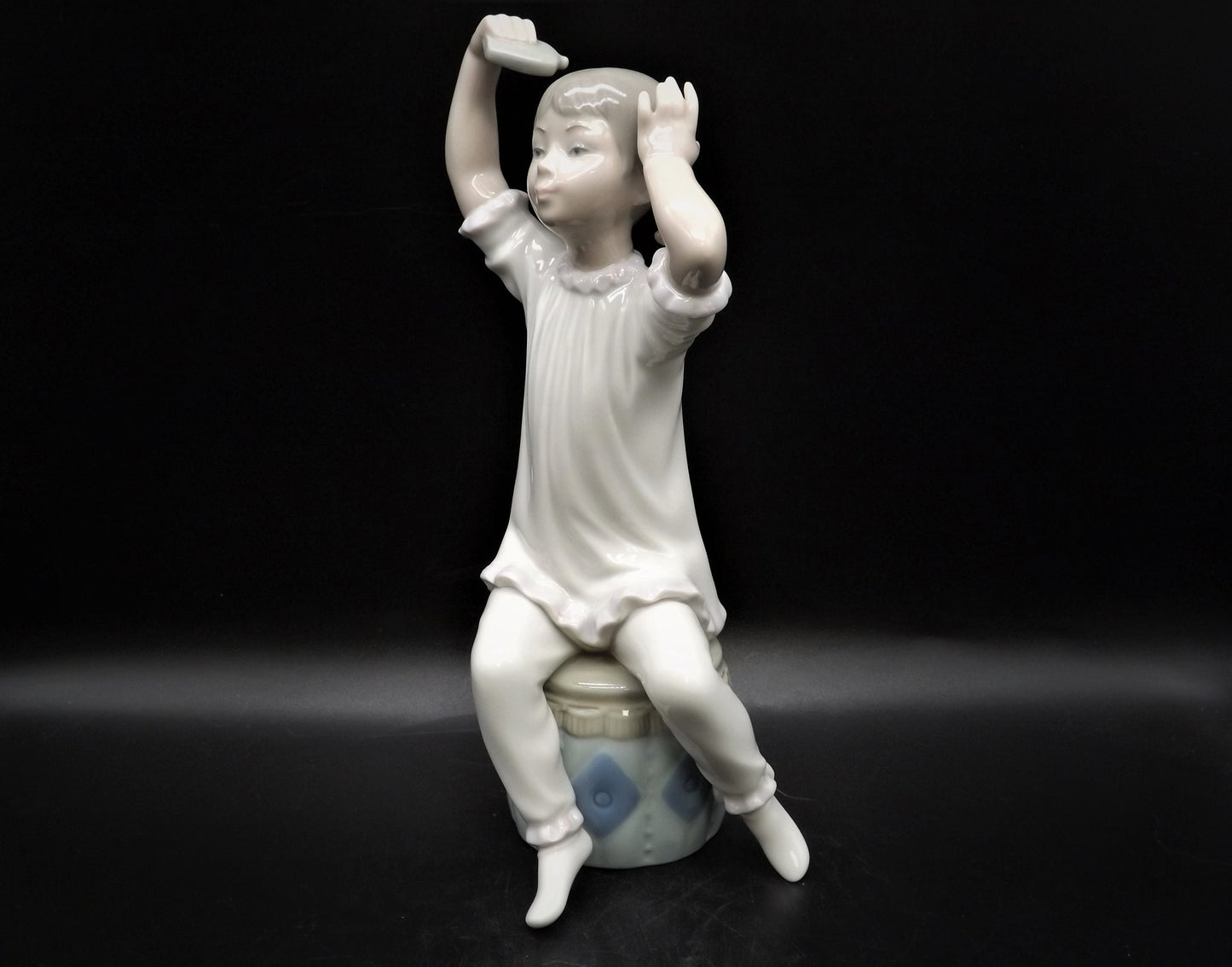 Vintage Lladro Figurine: Girl Shampooing Hair #1148
