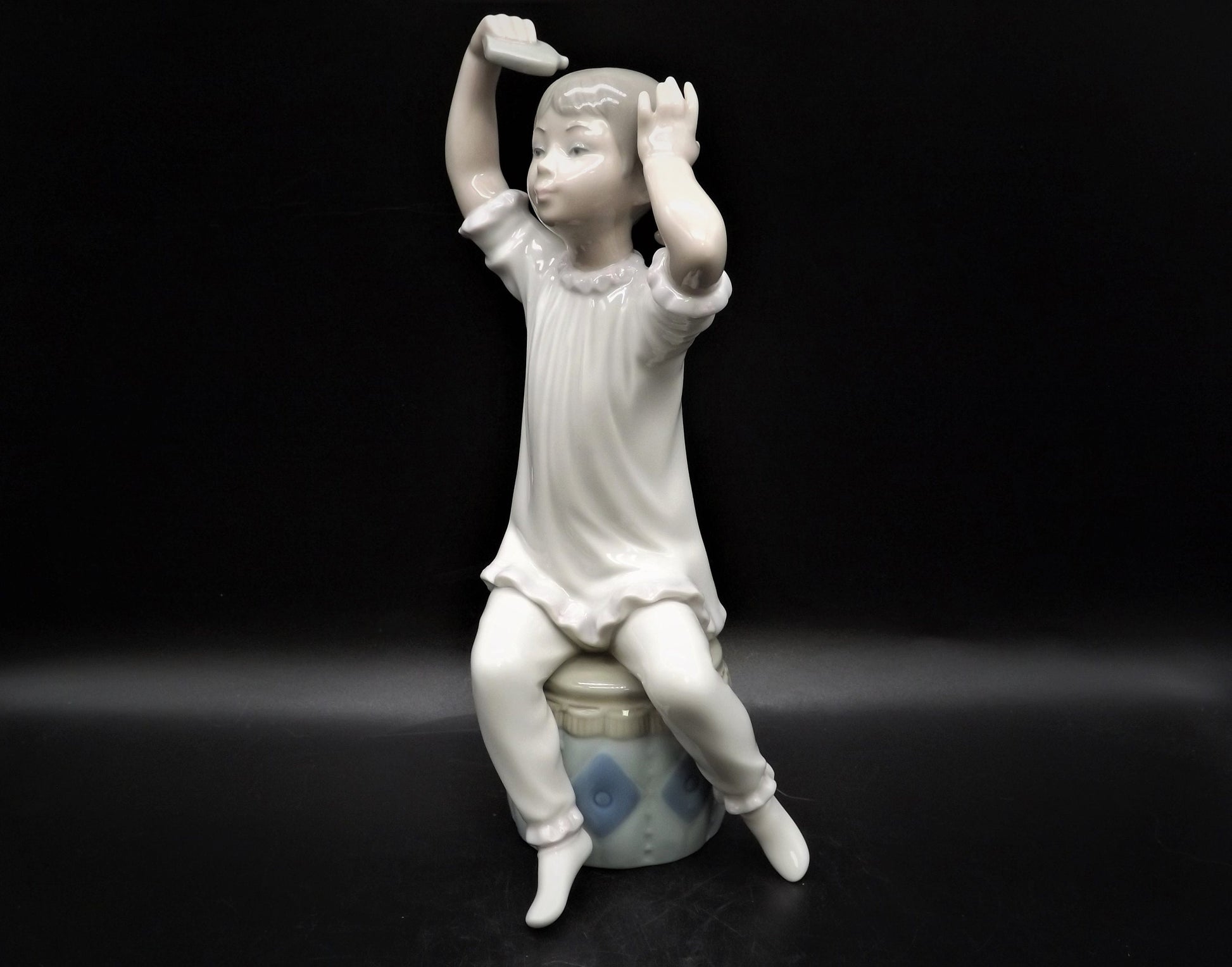 Vintage Lladro Figurine: Girl Shampooing Hair #1148