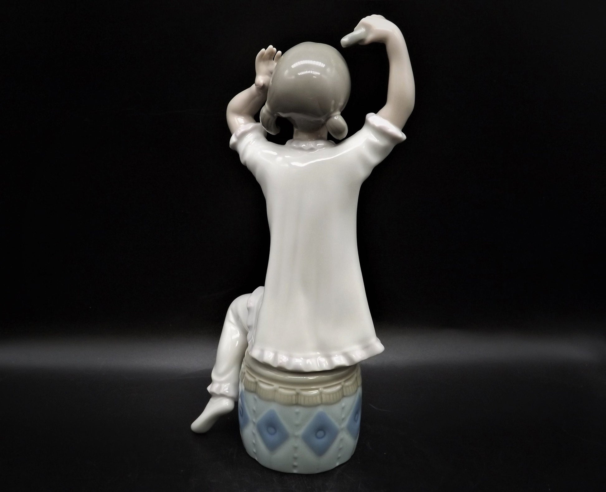 Vintage Lladro Figurine: Girl Shampooing Hair #1148