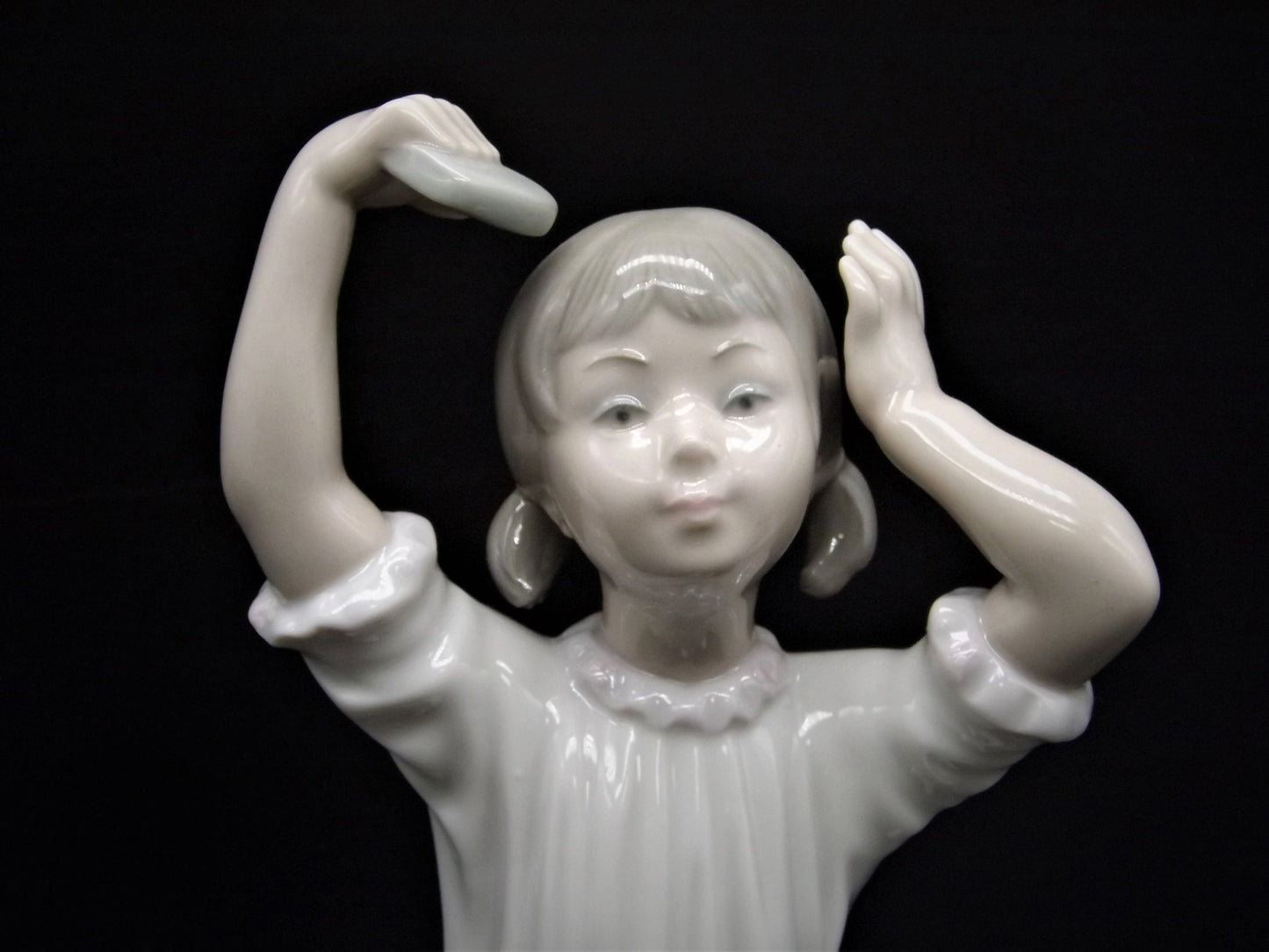 Vintage Lladro Figurine: Girl Shampooing Hair #1148
